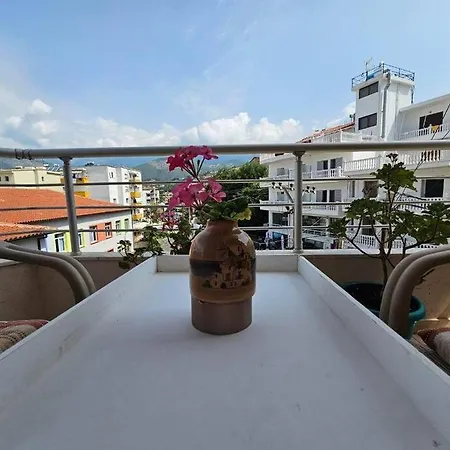 Cozy In Center Himare