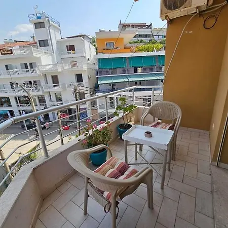 Cozy In Center Apartment Himare