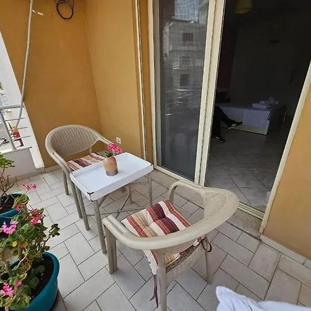 Apartment Cozy In Center Himare